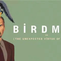 Un uomo con un costume da supereroe alato sulla testa. Titolo: Birdman or (The Unexpected Virtue of Ignorance).