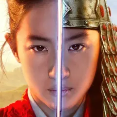 Mulan oggi: il volto diviso tra la sua identità e l'armatura da guerriera, con paesaggi montani sullo sfondo.