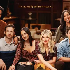 Il cast di How I Met Your Father, sei amici sorridenti seduti su un divano, pronti a raccontare una storia divertente.