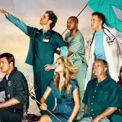 Cast di Scrubs in posa epica, con un medico che indica l'orizzonte. Una recensione di scrubs che cattura lo spirito della serie.