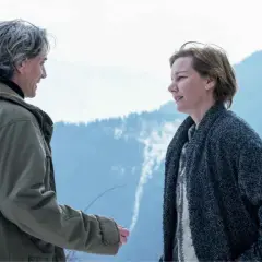 Due persone discutono in montagna. L'anatomia di una caduta spiegazione è al centro della loro conversazione.