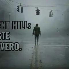Uomo solitario in una strada nebbiosa, con semafori e testo "Silent Hill: Esiste Davvero".