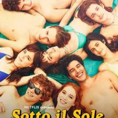 Giovani sorridenti sdraiati al sole, un'immagine che evoca le vacanze estive e le recensioni positive di "Sotto il sole di Riccione".