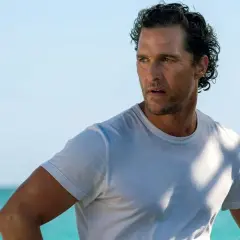 Matthew McConaughey, con sguardo intenso, su uno sfondo marino. Le recensioni per "Serenity - L'isola dell'inganno" potrebbero descrivere questa scena.