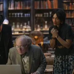 Personaggi misteriosi studiano un laptop, forse per le recensioni de "La casa dei fantasmi".