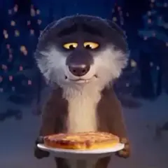Un lupo dei lupis, con un'espressione un po' malinconica, offre una torta in un bosco illuminato da lucine.