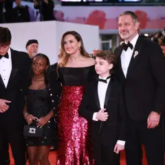 La famiglia di Jayne Mansfield, con i suoi figli, posa sul red carpet.