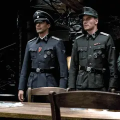 Tre ufficiali nazisti in uniforme, un'immagine che evoca il significato di "bastardi senza gloria".