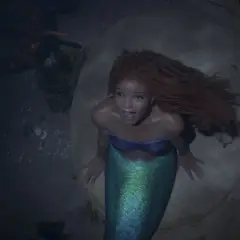 La sirenetta recensioni: Ariel, con la sua coda scintillante, emerge dall'acqua, un'immagine che cattura l'essenza della magia marina.