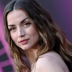 Primo piano di Ana de Armas giovane, con capelli castani mossi e sguardo intenso.