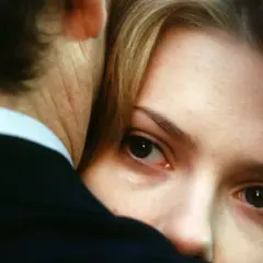 Un primo piano intenso di Charlotte, con un occhio lucido, abbracciata a Bob. La trama di Lost in Translation cattura la solitudine e la connessione inaspettata.