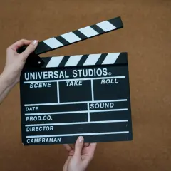Mani che tengono una ciak Universal Studios, pronta per girare. Un vero cinefilo significato di inizio riprese.