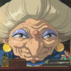La strega Yubaba, figura chiave de "La città incantata", con il suo sguardo penetrante e la sua scrivania piena di oggetti misteriosi.