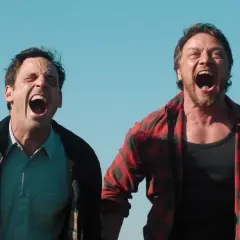 Il cast di Speak No Evil, due uomini urlano con le bocche spalancate sotto un cielo azzurro.