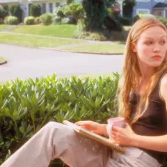 Kat Stratford, protagonista di "10 cose che odio di te", con tazza e quaderno, riflette sul suo mondo.
