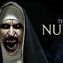 Il volto terrificante di una suora demoniaca, con occhi gialli luminosi e denti aguzzi, domina l'immagine. Il titolo "The Nun 2" suggerisce recensioni per questo film horror.