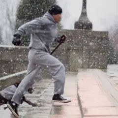 Rocky Balboa, dopo un duro incontro, si allena sotto la neve con il suo cane.