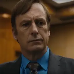 Jimmy McGill, protagonista di una **better call saul recensione**, con sguardo pensieroso e abito scuro.