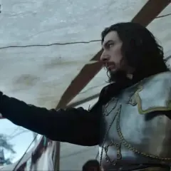 Adam Driver in armatura, con scettro, in una scena che ricorda le recensioni de "The Last Duel".