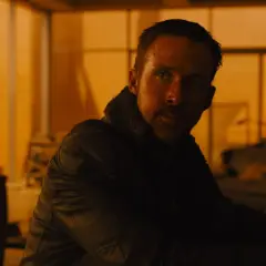 Ryan Gosling in un interno arancione, un momento chiave della **blade runner 2049 trama**.