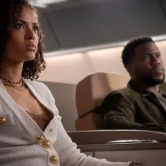 Il cast di Lift, Gugu Mbatha-Raw e Kevin Hart, seduti in aereo, sembrano pronti per un'avventura.