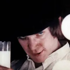 Alex con il suo bicchiere di latte, un'icona di Arancia Meccanica e della sua colonna sonora.