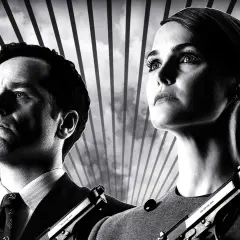 Philip e Elizabeth Jennings, protagonisti di "The Americans", con pistole pronte. Le recensioni della serie lodano la tensione e la recitazione.