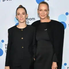 Maya Hawke e Uma Thurman, madre e figlia, posano insieme con eleganza in abiti neri.