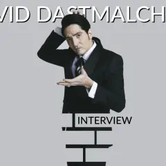 David Dastmalchian in un completo elegante, pronto per un'intervista.