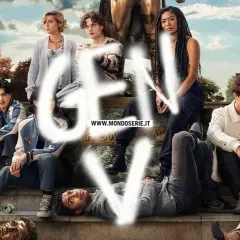 Il cast della gen v serie posa su una scalinata, con edifici universitari sullo sfondo.