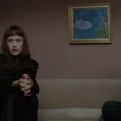 Una donna e un uomo seduti su un divano, in un ambiente che evoca "strade perdute spiegazione".