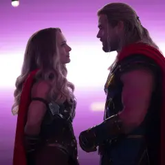 Thor e Jane si guardano intensamente, un momento chiave nelle recensioni di Thor Love and Thunder.