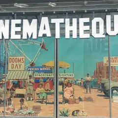 Un'installazione artistica per la Cinematheque, con un'atmosfera da fiera e un tocco di fantascienza, ricorda le opere di Jerskin Fendrix.