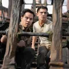 Recensioni Uncharted (film): Mark Wahlberg e Tom Holland in un'avventura mozzafiato tra rovine e tesori perduti.
