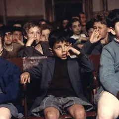 Bambini in sala, rapiti dalla magia del cinema, come in "Nuovo Cinema Paradiso" di Alfredo.