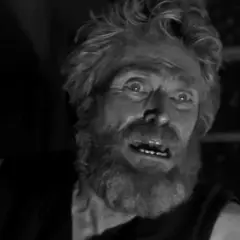 Un uomo con barba e capelli incolti, sguardo folle, forse una spiegazione del lighthouse.