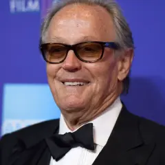 Peter Fonda sorride con occhiali scuri. La sua causa morte è stata un argomento di discussione.