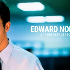 Edward Norton giovane in camicia bianca e cravatta, con testo "Edward Norton Career Retrospective".