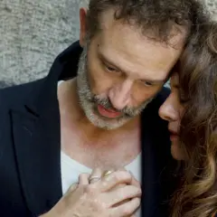 Intensa scena tra due personaggi di un film, la loro pelle si sfiora in un abbraccio commovente.