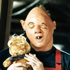 Sloth, membro della banda fratelli Goonies, abbraccia il suo orsacchiotto preferito, "Baby Ruth".