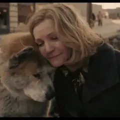 Una donna abbraccia teneramente il suo cane Akita. Una scena commovente che ricorda "Hachiko - il tuo migliore amico", un film che celebra il legame indissolubile tra uomo e animale.