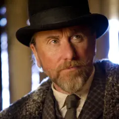 Tim Roth con cappello e barba, un personaggio enigmatico che fa pensare alle recensioni de "The Hateful Eight".