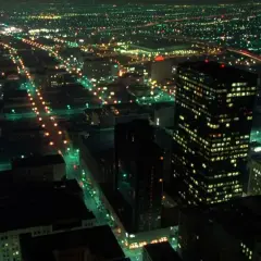 Luci urbane notturne, un paesaggio che evoca il **koyaanisqatsi significato**: vita caotica, squilibrio, mondo che va in pezzi.