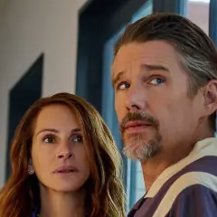 Julia Roberts ed Ethan Hawke, cast de "Il mondo dietro di te", con sguardi preoccupati verso un futuro incerto.