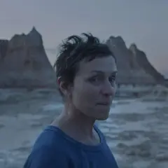 Frances McDormand in Nomadland, una recensione che cattura la solitudine e la resilienza.