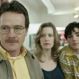 Walter, Skyler e Walt Jr. in un momento di tensione. La speranza che Skyler muore in Breaking Bad è un pensiero ricorrente per molti fan.