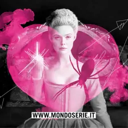 La protagonista di una grande serie, con un ragno rosa e decorazioni barocche.