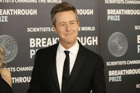 Edward Norton oggi, sorridente e impeccabile in smoking, alla premiazione del Breakthrough Prize.