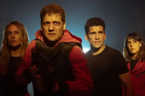 La banda è pronta per la resa dei conti nella casa di carta stagione 4. Quattro volti tesi, un fucile, l'attesa è palpabile.