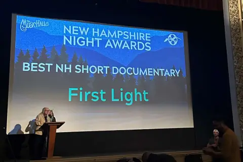 Sul palco, "First Light" celebra il miglior cortometraggio documentario ai New Hampshire Night Awards.